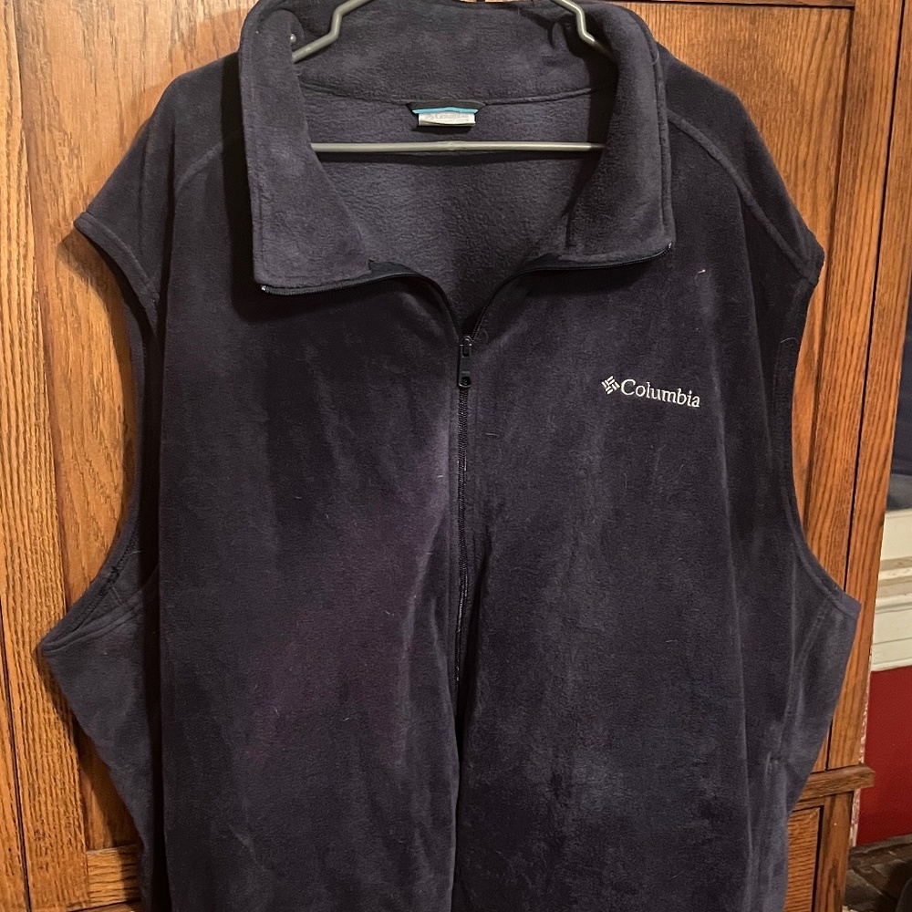 6X Men's Columbia Fleece Vest -- Navy